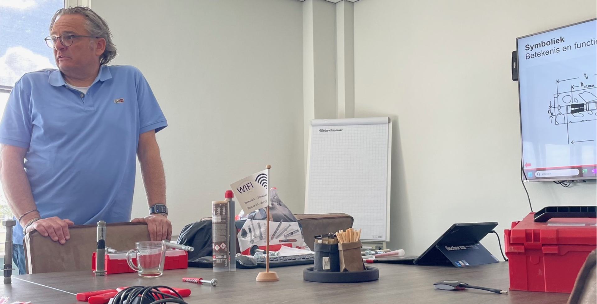 Collega’s van Kobout volgen een producttraining over Fischer bevestigingsmaterialen